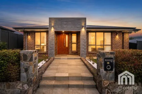 Property photo of 32 Dengate Crescent Moncrieff ACT 2914