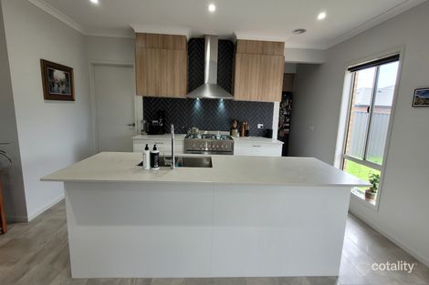 Property photo of 11 Zermatt Loop Pakenham VIC 3810