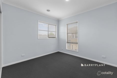 Property photo of 16 Petrel Circuit Pakenham VIC 3810