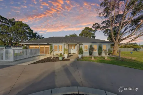 1b Meeking Dr, Pakenham, VIC 3810