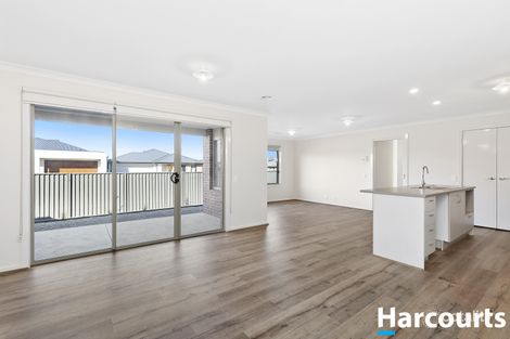 Property photo of 19 Cinnamon Drive Lake Gardens VIC 3355