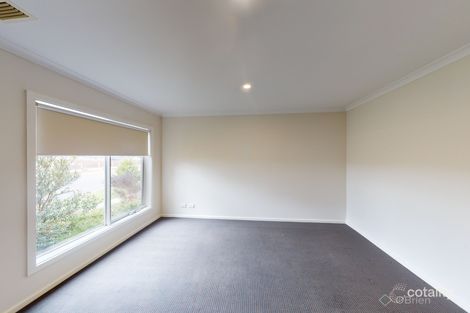 Property photo of 32 Ravenhurst Circuit Cranbourne North VIC 3977