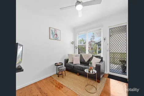 Property photo of 1/4 Grafton Avenue Figtree NSW 2525