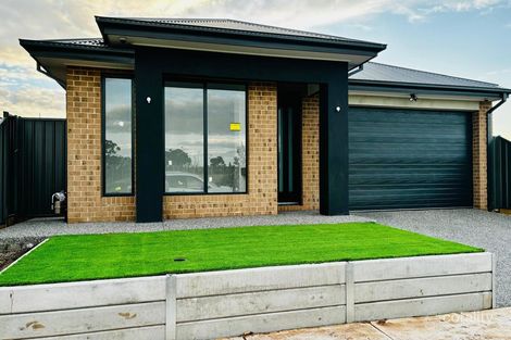 8 Peregrine Way, Melton South, VIC 3338