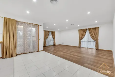 Property photo of 18 Breamlea Way Cranbourne West VIC 3977