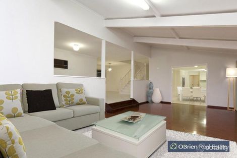Property photo of 8 Cumberland Way Endeavour Hills VIC 3802
