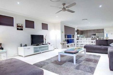 Property photo of 10 Chip In Place Helensvale QLD 4212