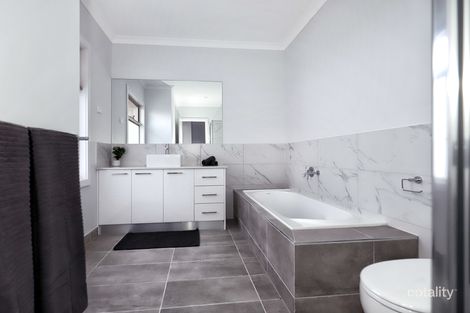 Property photo of 2 Esteem Road Craigieburn VIC 3064