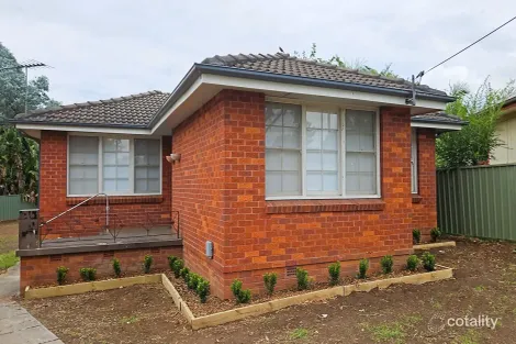8 Cuthel Pl, Campbelltown, NSW 2560