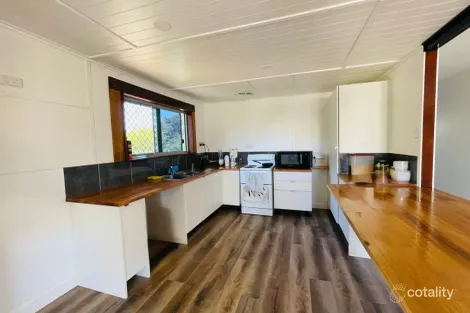 Property photo of 23 Brock Crescent Dysart QLD 4745
