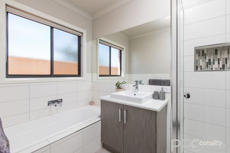 Property photo of 10 Lavender Rise Red Cliffs VIC 3496