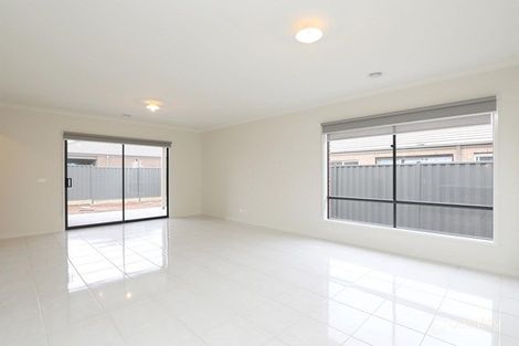 Property photo of 16 Macalister Grove Cobblebank VIC 3338