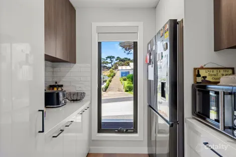 Property photo of 9 The Broadway San Remo VIC 3925