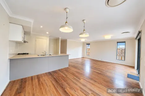 Property photo of 7 Beachside Crescent Point Cook VIC 3030