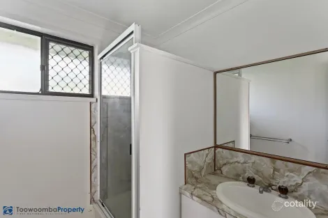 Property photo of 2/1A Rhyde Street Mount Lofty QLD 4350