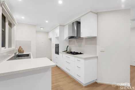 Property photo of 24 Temby Close Endeavour Hills VIC 3802
