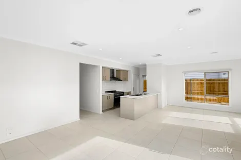 Property photo of 32 Kurdweechee Road Eynesbury VIC 3338