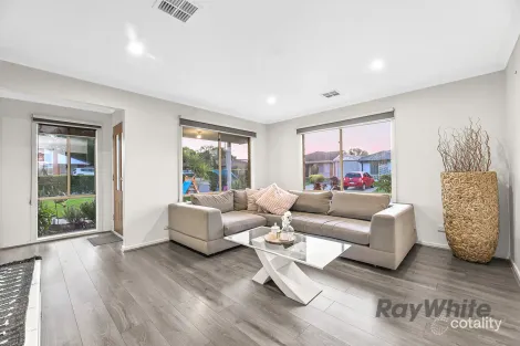 Property photo of 13 Horseman Court Narre Warren South VIC 3805