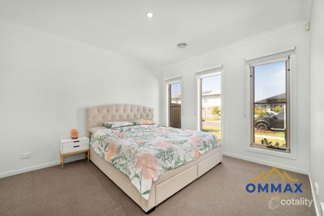 Property photo of 19 Henderson Circuit Aintree VIC 3336