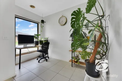 Property photo of 2 Dexter Crescent Clyde North VIC 3978