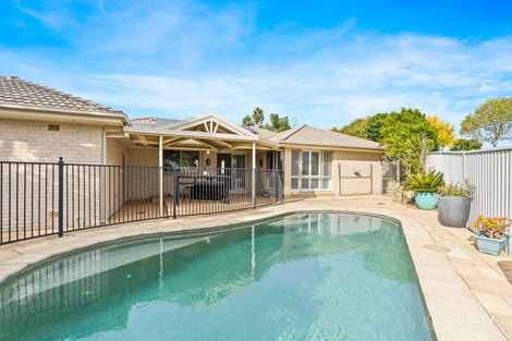 Property photo of 19 Highland Crescent Hamlyn Terrace NSW 2259