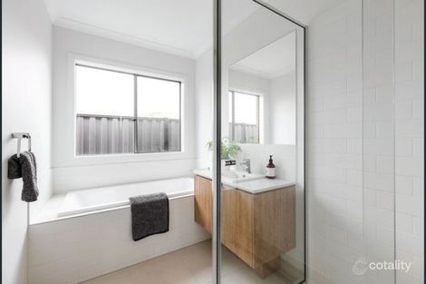 Property photo of 28 Greenwich Drive Berwick VIC 3806