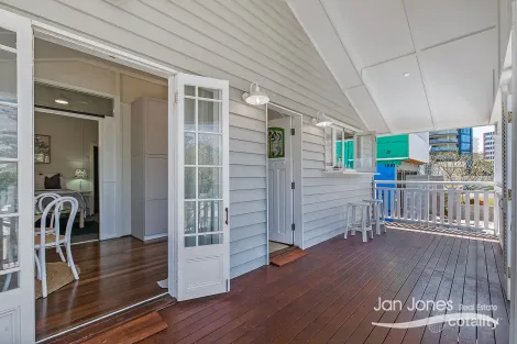 Property photo of 31 Marine Parade Redcliffe QLD 4020