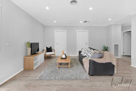 Property photo of 2 Sturt Way Mickleham VIC 3064