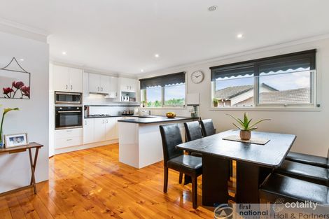 Property photo of 8 Embley Glade Endeavour Hills VIC 3802