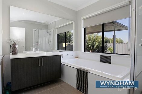 Property photo of 55 Eltham Parade Manor Lakes VIC 3024