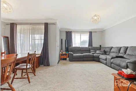 Property photo of 6 Giles Place Westdale NSW 2340