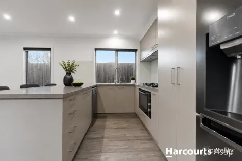 Property photo of 2/37 Arleon Crescent Cranbourne VIC 3977