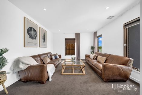 Property photo of 10 Feathertail Avenue Clyde North VIC 3978