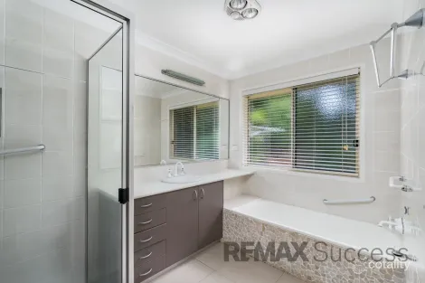 Property photo of 12 Windemere Terrace Mount Lofty QLD 4350
