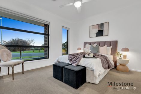 Property photo of 15 Elmsford Crescent Cranbourne West VIC 3977