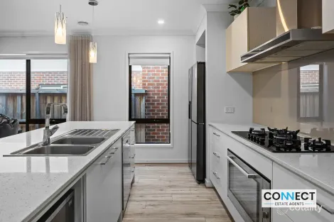 Property photo of 21 Dewhurst Circuit Cranbourne East VIC 3977