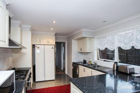 Property photo of 11 Lawson Way Endeavour Hills VIC 3802
