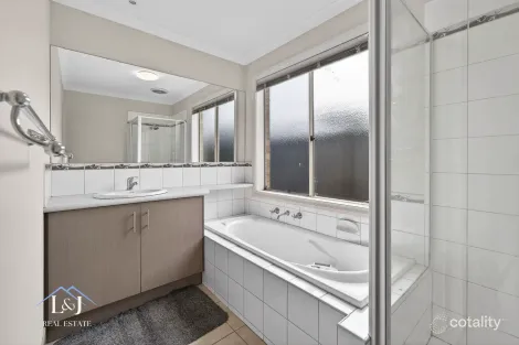 Property photo of 12 Chestnut Chase Pakenham VIC 3810