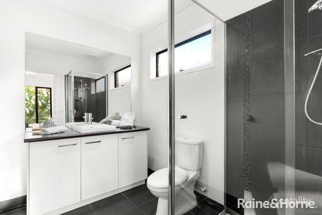 Property photo of 33 Kinglake Drive Manor Lakes VIC 3024