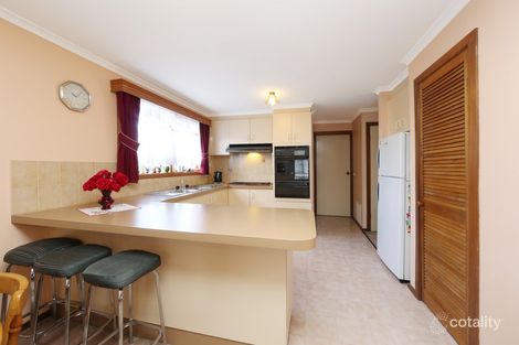Property photo of 12 Moya Close Endeavour Hills VIC 3802