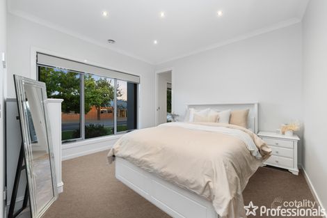 Property photo of 111 Oakview Parade Caroline Springs VIC 3023
