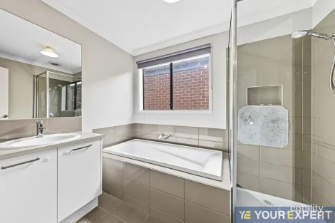 Property photo of 101 Scotsdale Drive Cranbourne East VIC 3977