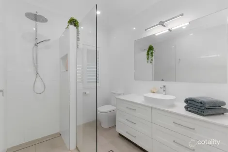 Property photo of 10 Kensington Court Castle Hill QLD 4810