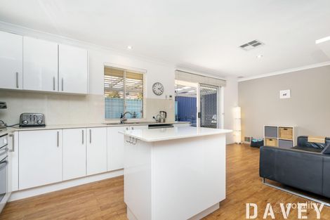 2/11 Muir St, Innaloo, WA 6018
