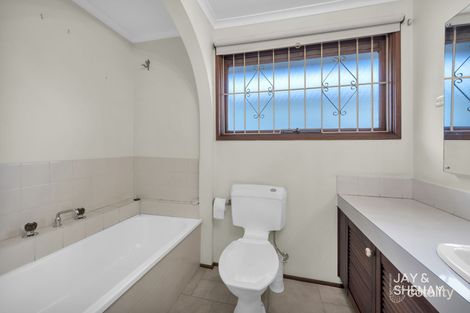 Property photo of 18 Charles Green Avenue Endeavour Hills VIC 3802