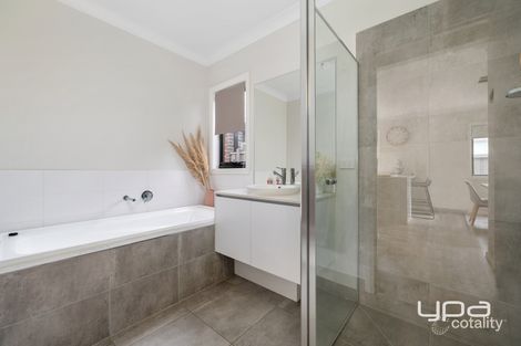 Property photo of 27 Kyeamba Circuit Bacchus Marsh VIC 3340