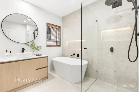 Property photo of 82 Orrong Crescent Caulfield North VIC 3161