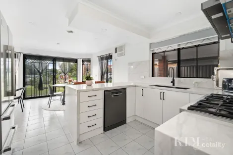 Property photo of 28 Reading Close Roxburgh Park VIC 3064