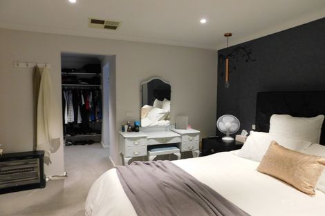 Property photo of 18 Pipit Circuit South Morang VIC 3752