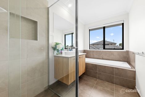 Property photo of 12 Scotland Circuit Cranbourne West VIC 3977